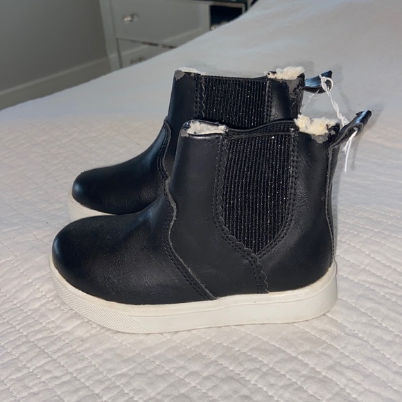 Brand new H&M black fur boots girls size 7.5. Small scratch on right foot - Picture 1 of 5